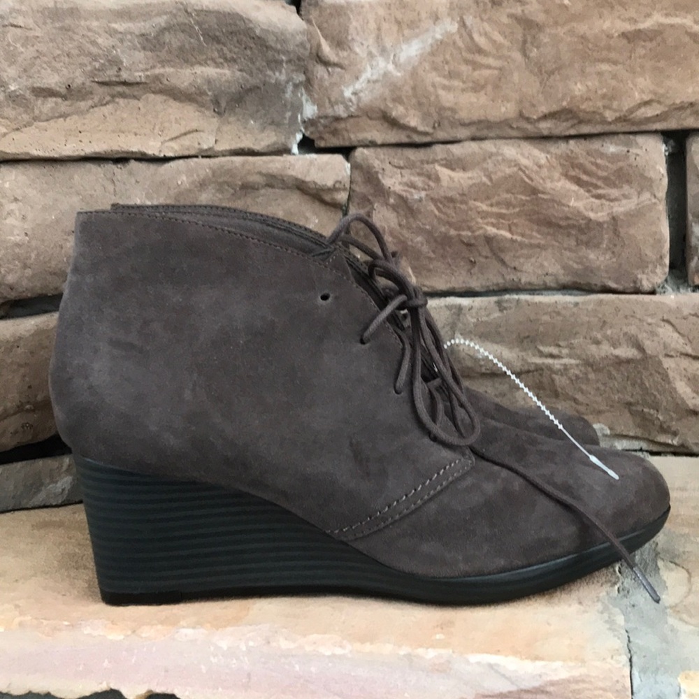 Clarks Bendables Ankle Wedge Bootie / size‎ 8 W